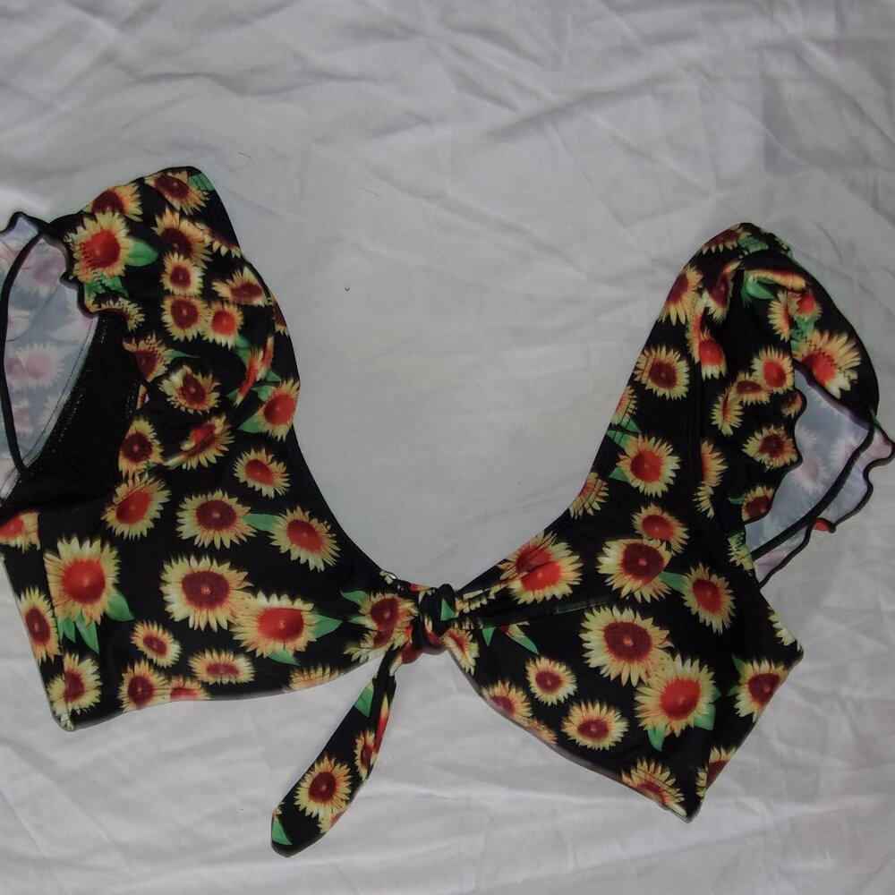HEAT size medium fun print   womens bikini top swim suit swimming black